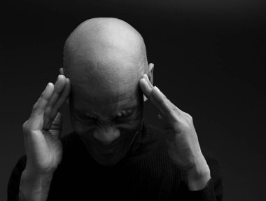 Karayipli adam Tanrı 'ya dua ediyor