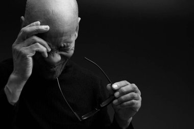 Karayipli adam Tanrı 'ya dua ediyor