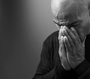 Karayipli adam Tanrı 'ya dua ediyor