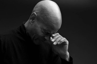 Karayipli adam Tanrı 'ya dua ediyor