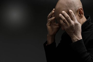 Karayipli adam Tanrı 'ya dua ediyor