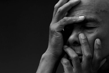 Karayipli adam Tanrı 'ya dua ediyor