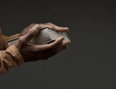 Adam kutsal incille dua ediyor.