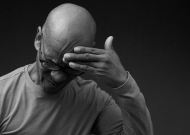 Karayipli adam Tanrı 'ya dua ediyor