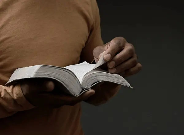 Mann Betet Mit Heiliger Bibel — Stockfoto