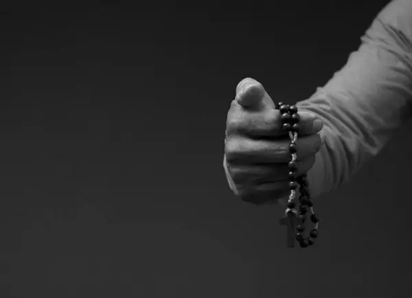 Priester Mit Rosenkranzperlen Gebet Auf Dunklem Hintergrund Nahaufnahme — Stockfoto