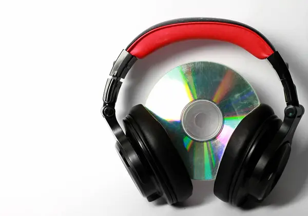 Sluchátka Přes Kompaktní Disk Izolované Bílém Pozadí — Stock fotografie