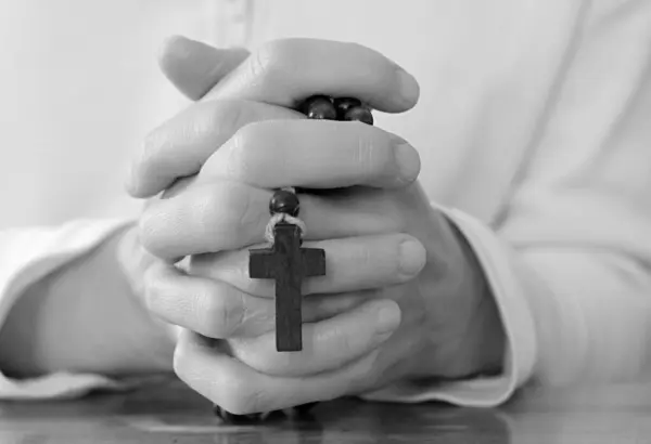 Betende Hände Mit Einem Kreuz Vater Sohn Und Heiliger Geist — Stockfoto