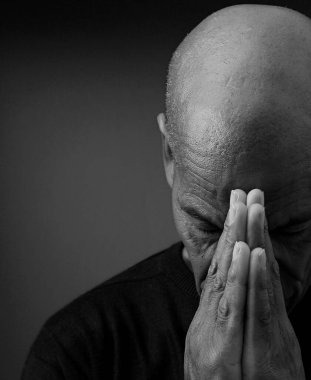 Karayipli adam elleri birarada tanrıya dua ediyor, siyah beyaz stüdyo fotoğrafı.