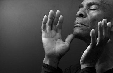 Karayipli adam Tanrı 'ya dua ediyor, siyah beyaz stüdyo portresi.