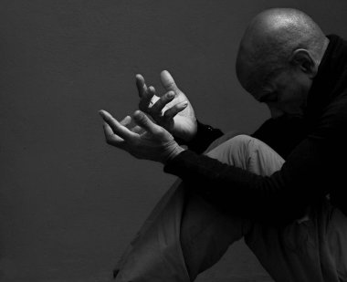 Karayipli adam Tanrı 'ya dua ediyor, siyah beyaz stüdyo portresi.