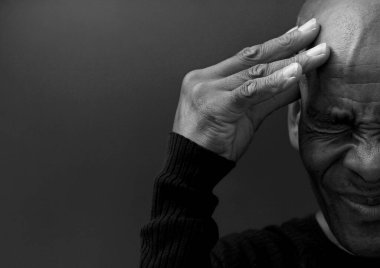 Sağır adam sağır ve işitme kaybından muzdarip. 