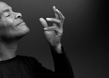 Karayipli adam Tanrı 'ya dua ediyor, siyah beyaz stüdyo portresi.