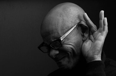 Sağır adam sağır ve işitme kaybından muzdarip. 