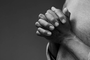 Karayipli adam elleri birarada tanrıya dua ediyor, siyah beyaz stüdyo fotoğrafı.