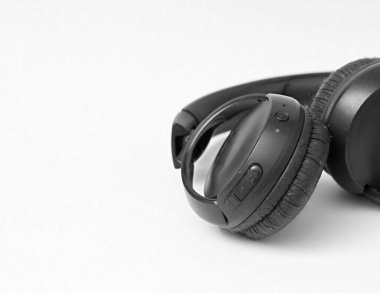 Beyaz arkaplanda izole edilmiş klasik kulaklıklar 