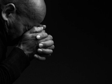 Karayipli adam elleri birarada tanrıya dua ediyor, siyah beyaz stüdyo fotoğrafı.