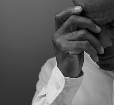 Karayipli adam Tanrı 'ya dua ediyor, siyah beyaz stüdyo portresi.