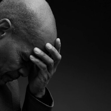 Karayipli adam Tanrı 'ya dua ediyor, siyah beyaz stüdyo portresi.
