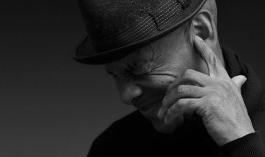 Sağır adam sağır ve işitme kaybından muzdarip. 