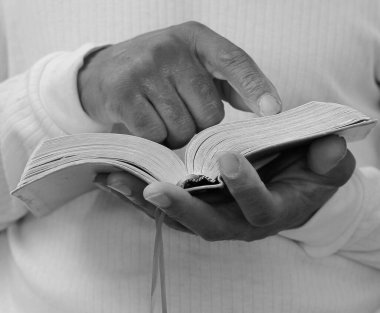 İncil 'i tutan adamın siyah beyaz görüntüsü