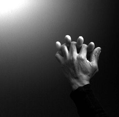 Tanrı 'ya gri arka planda el ele dua ediyoruz.