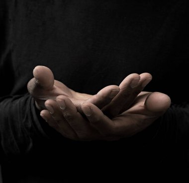 El ele tutuşan adamın yakın görüntüsü