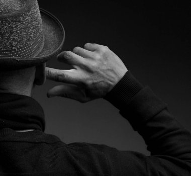 Sağır adam sağır ve işitme kaybından muzdarip. Siyah ve beyaz resim