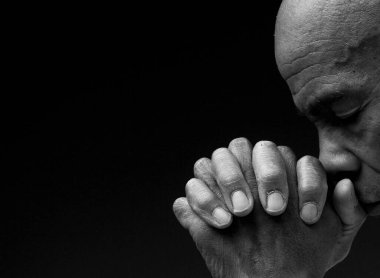 Olgun adam Tanrı 'ya dua ediyor, siyah beyaz portre