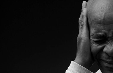 Sağır adam sağır ve işitme kaybından muzdarip. Siyah ve beyaz resim