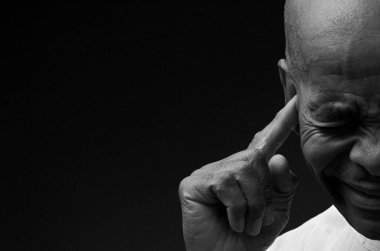 Sağır adam sağır ve işitme kaybından muzdarip. Siyah ve beyaz resim