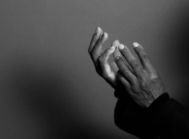 Adam elleriyle Tanrı 'ya dua ediyor, yakın plan. 