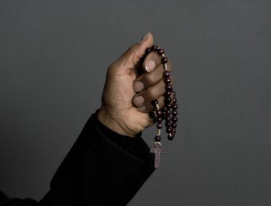 Adam Tanrı 'ya dua ediyor haçla, yaklaş 