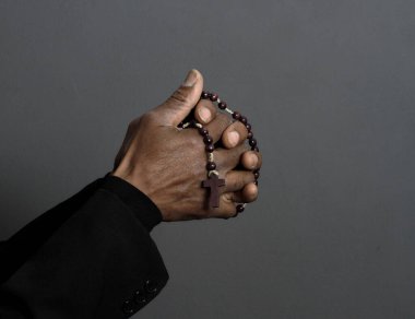 Adam Tanrı 'ya dua ediyor haçla, yaklaş 