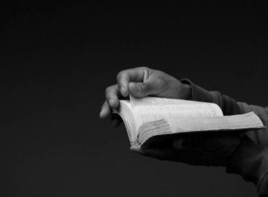 Adam elinde İncil 'le Tanrı' ya dua ediyor. Yaklaş. 