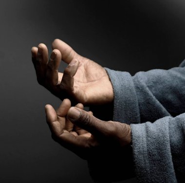 Adam elleriyle Tanrı 'ya dua ediyor, yakın plan. 