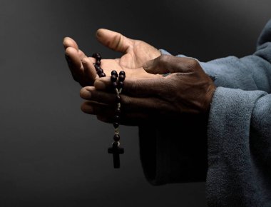 Adam Tanrı 'ya dua ediyor haçla, yaklaş 