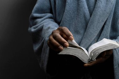 Adam elinde İncil 'le Tanrı' ya dua ediyor. Yaklaş. 