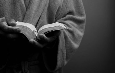 Adam elinde İncil 'le Tanrı' ya dua ediyor. Yaklaş. 