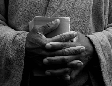 Adam elinde İncil 'le Tanrı' ya dua ediyor. Yaklaş. 