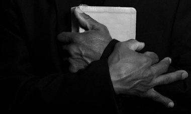 Adam elinde İncil 'le Tanrı' ya dua ediyor. Yaklaş. 