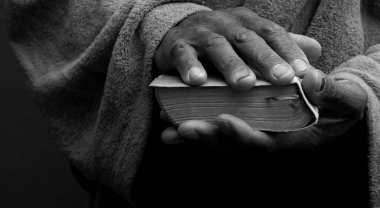 Adam elinde İncil 'le Tanrı' ya dua ediyor. Yaklaş. 