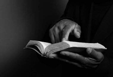 Adam elinde İncil 'le Tanrı' ya dua ediyor. Yaklaş. 