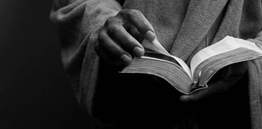 Adam elinde İncil 'le Tanrı' ya dua ediyor. Yaklaş. 