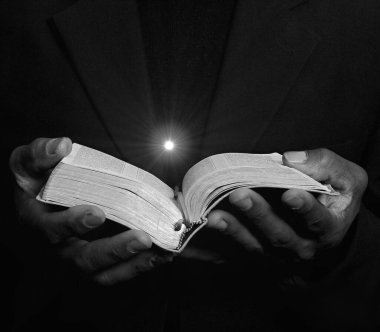 Adam elinde İncil 'le Tanrı' ya dua ediyor. Yaklaş. 