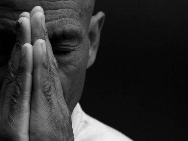 Tanrı 'ya dua eden bir adam.