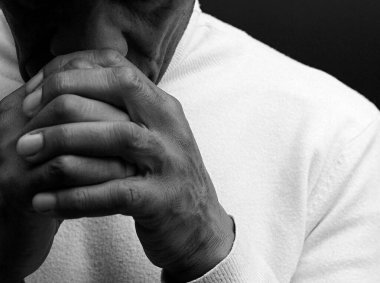 Tanrı 'ya dua eden bir adam.