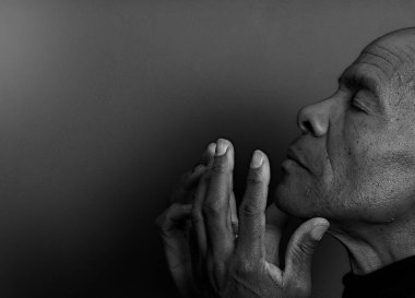 Tanrı 'ya dua eden bir adam.