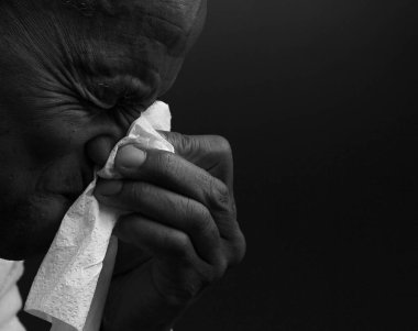 Adam karanlık bir geçmişe sahip soğuk algınlığına yakalandıktan sonra burnunu siliyor.