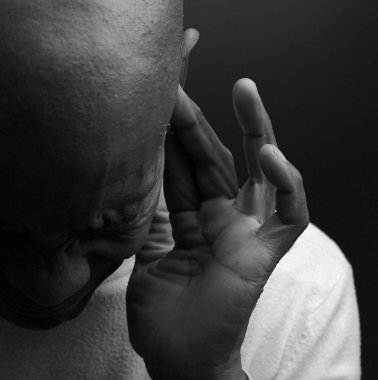 Sağır adam gri arka planda sağırlık ve işitme kaybı yaşıyor 